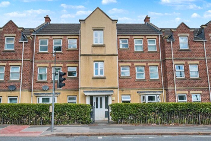 2 Bedroom Flat For Sale In Whitehall Road, Leeds, West Yorkshire, LS12