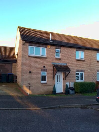 3 Bedroom Semi-Detached House To Rent In Tallyfield End, Northampton, NN4