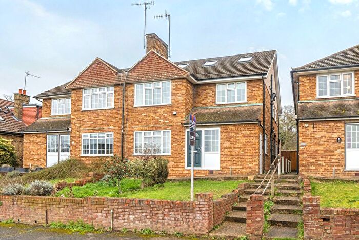 4 Bedroom Maisonette For Sale In Kelvedon Close, Kingston Upon Thames, KT2