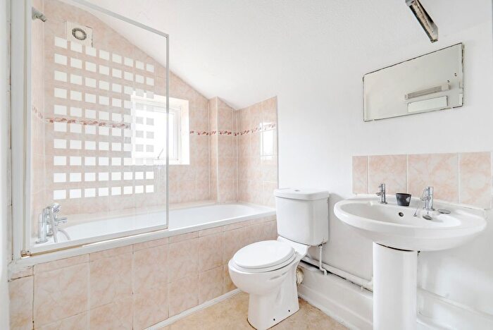 2 Bedroom Terraced House For Sale In Cumberland Road, Reading, Berkshire, RG1