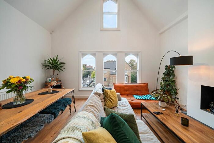 2 Bedroom Flat To Rent In Sandringham Road, London, E8