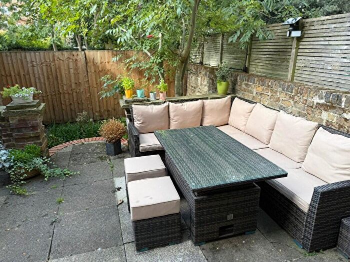 2 Bedroom Flat To Rent In Canfield Gardens, London, NW6