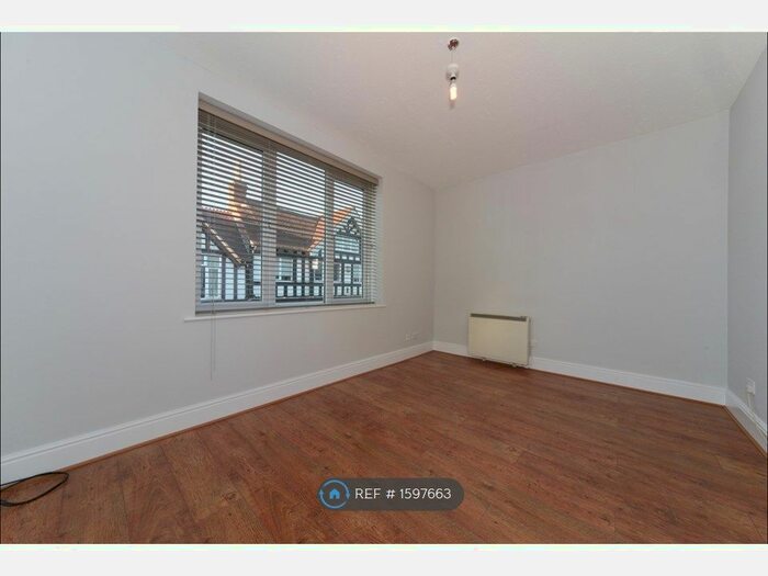 2 Bedroom Flat To Rent In Above High Street, New Forest, SO43
