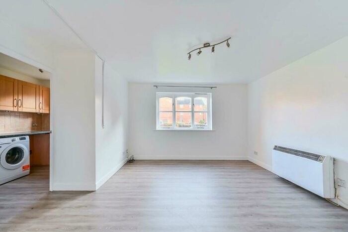 2 Bedroom Flat To Rent In Mullards Close, Hackbridge, Mitcham, CR4