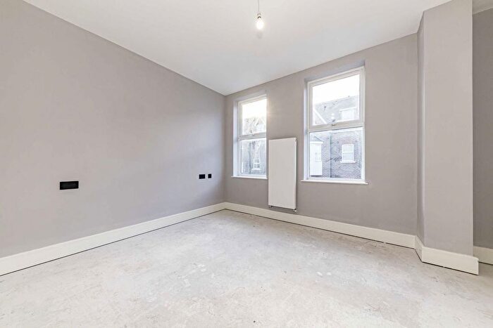 1 Bedroom Flat For Sale In Baker Street, Weybridge, KT13