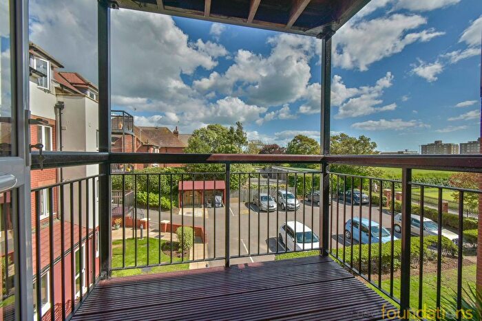 1 Bedroom Flat For Sale In Cooden Drive, Bexhill-On-Sea, TN39