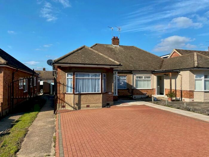 3 Bedroom Bungalow To Rent In Arlington Gardens, Romford, RM3