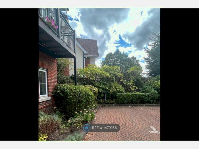 1 Bedroom Flat To Rent In The Lodge, Gerrards Cross, SL9