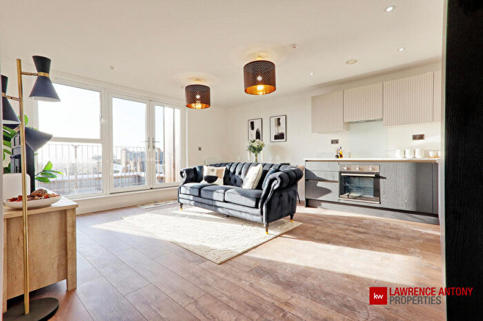 3 Bedroom Apartment For Sale In London Road, Westcliff-on-Sea, SS0
