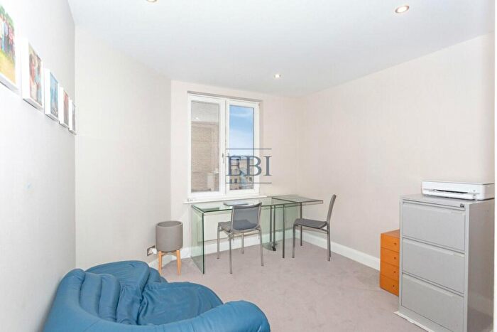 3 Bedroom Apartment For Sale In Dundee Wharf, Three Colt Street, Canary Wharf, E14