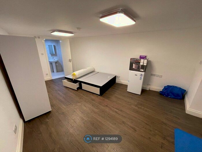 Studio To Rent In Dollis Hill, London NW2