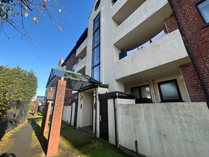3 Bedroom Flat To Rent In Rosalind Court, Asgard Drive, Salford, M5