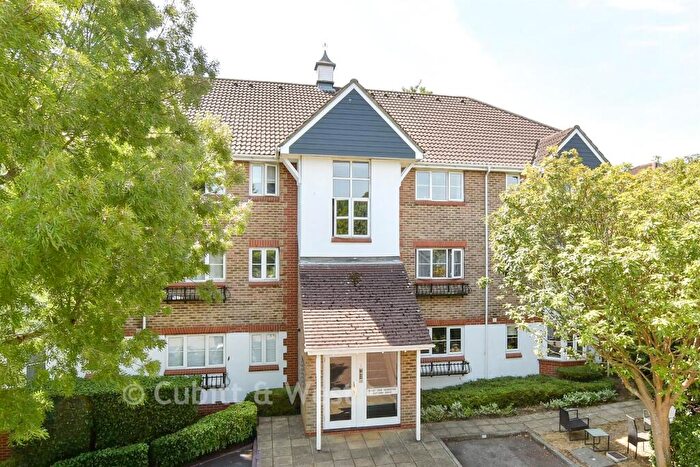2 Bedroom Flat For Sale In Autumn Drive, Sutton, Surrey, SM2