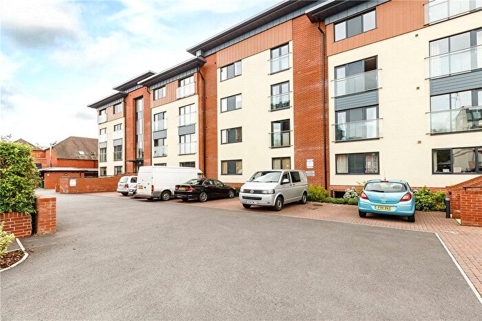 2 Bedroom Flat For Sale In West Street, Newbury, Berkshire, RG14