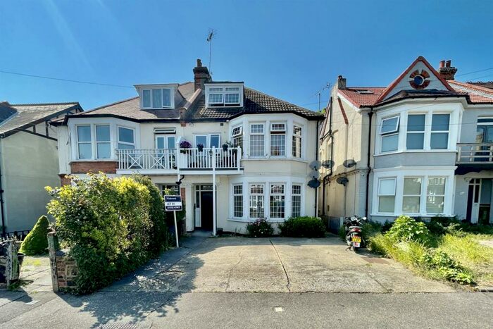 1 Bedroom Flat To Rent In Whitefriars Crescent, Westcliff-on-Sea, SS0