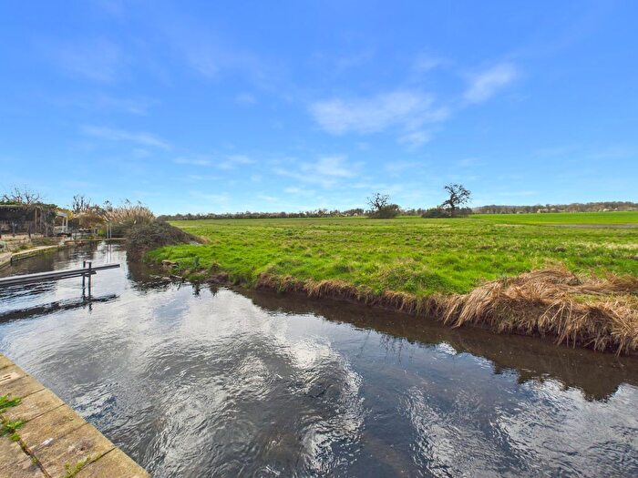 3 Bedroom Semi Detached House For Sale In Queens Road, Eton Wick, Berkshire, SL4