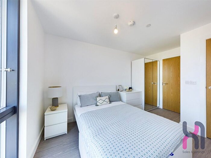 2 Bedroom Flat To Rent In The Landmark, Oldfield Road, Salford, M5