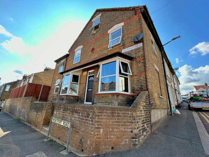 3 Bedroom End Of Terrace House To Rent In Montfort Road, Rochester, Kent, ME2