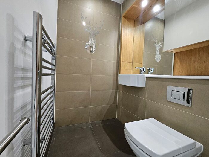 3 Bedroom Flat To Rent In Sky View Tower, High Street, London, E15