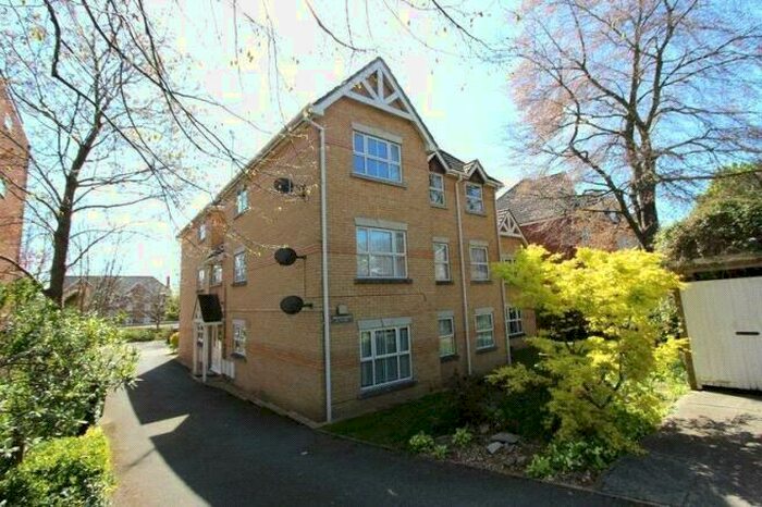 2 Bedroom Apartment To Rent In Winn Road, Southampton, Hampshire, SO17