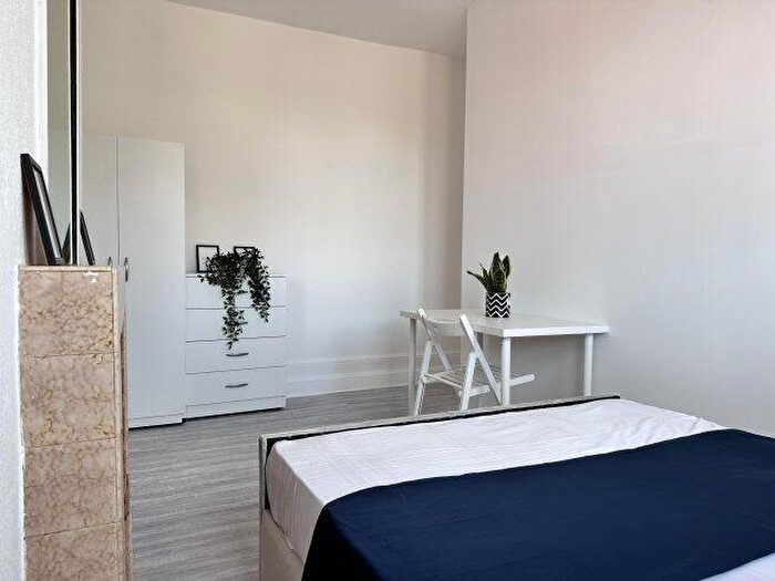 11 Bedroom Flat To Rent In Briar Road, NW2