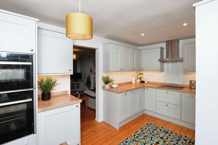 3 Bedroom Detached House For Sale In Willingham Gardens, Sothall, Sheffield, South Yorkshire, S20
