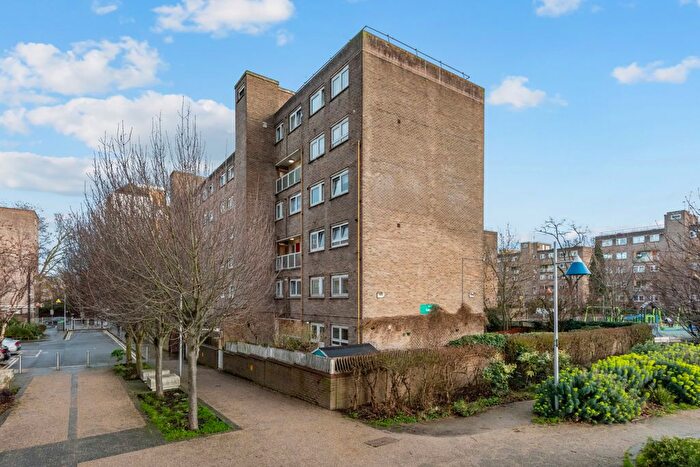 3 Bedroom Maisonette For Sale In Ampthill Square, London, NW1