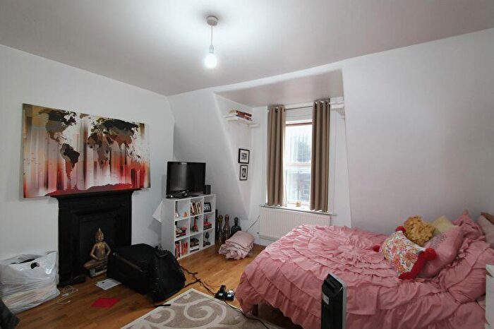Flat To Rent In Fashion Street, London, E1