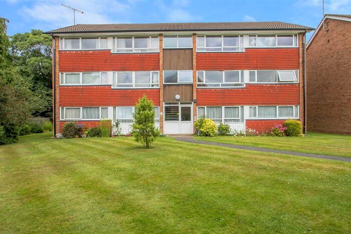 2 Bedroom Flat To Rent In Master Close, Oxted, RH8