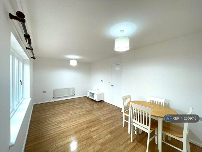 1 Bedroom Flat To Rent In Hearnshaw Street, London, E14