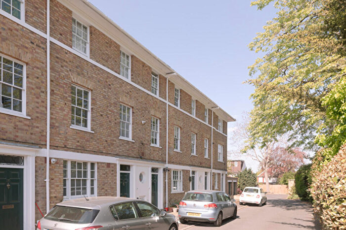 4 Bedroom Maisonette For Sale In Langford Green, Camberwell, London, SE5