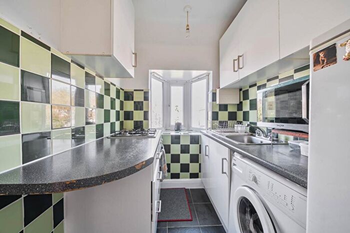 1 Bedroom Maisonette For Sale In Dryden Road, Harrow Weald, Harrow, HA3