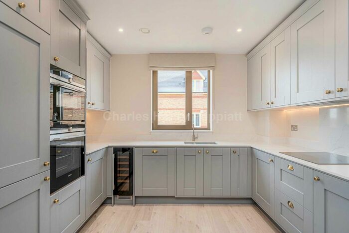 3 Bedroom Flat To Rent In Chaplin Drive, Cockfosters, EN4