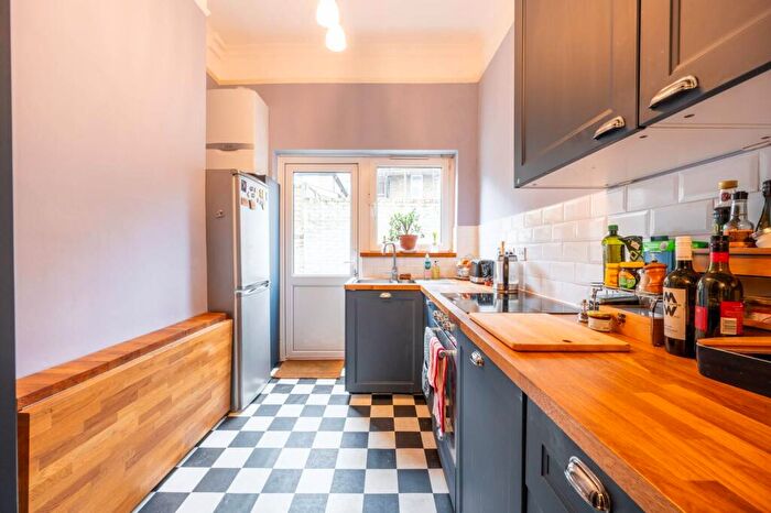 3 Bedroom Flat For Sale In Lechmere Road, Willesden Green, London, NW2