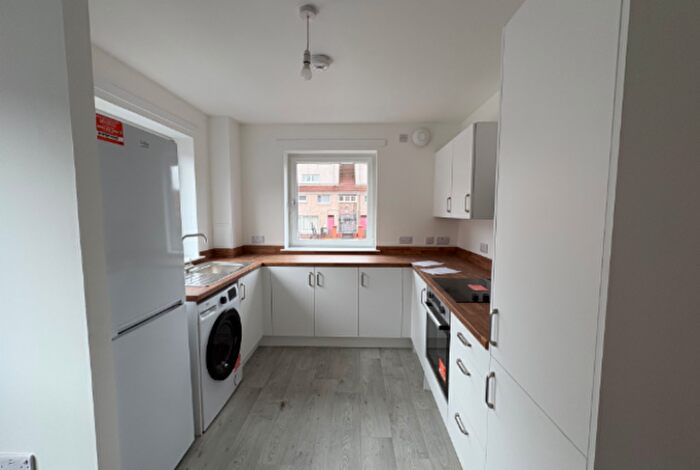2 Bedroom Flat To Rent In Flat /, Comelypark Street, G31