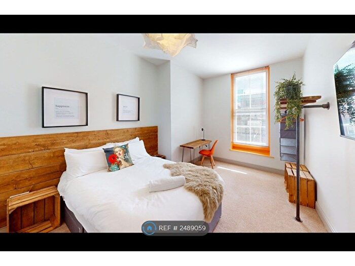 2 Bedroom Flat To Rent In Cabot Mews, Bristol, BS2