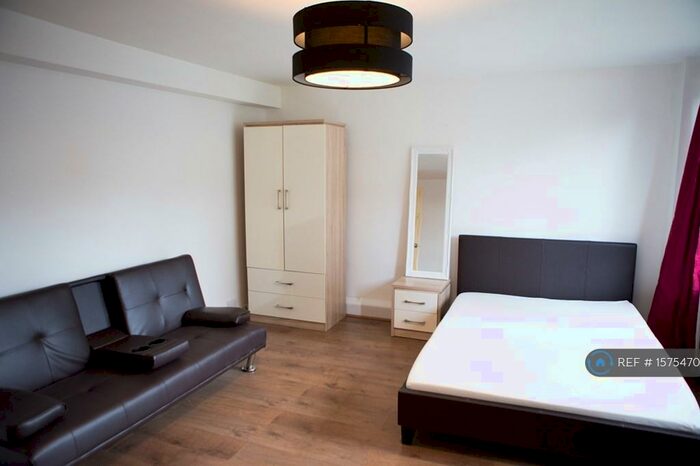 3 Bedroom Flat To Rent In Riverbank Tower, Salford, M3