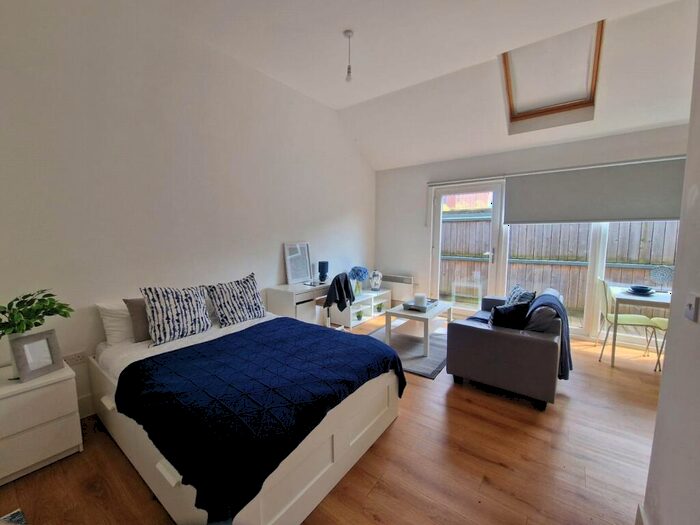 Flat To Rent In Town Hall, Bexley Square, Salford, Manchester, M3