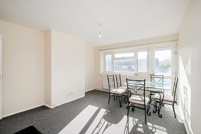 1 Bedroom Flat To Rent In Brading Crescent, Wanstead, E11