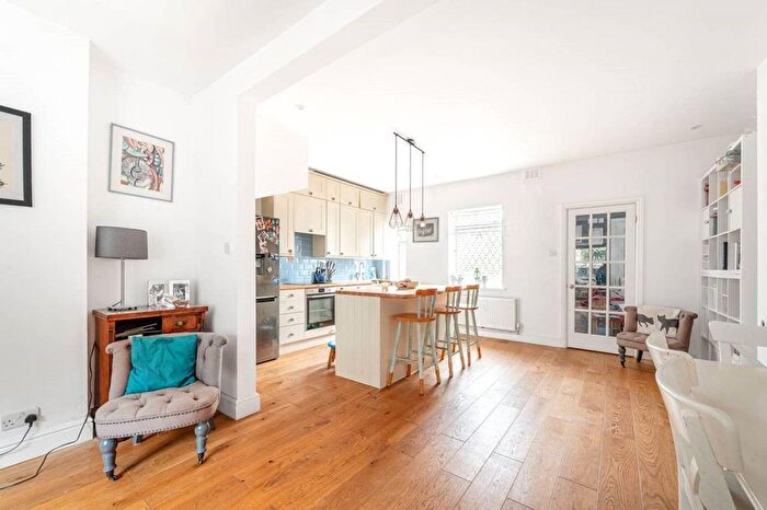 3 Bedroom Cottage For Sale In Brent Terrace, Temple Fortune, London, NW2