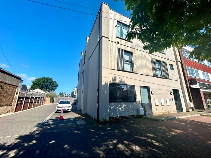 2 Bedroom Flat To Rent In Cooden Sea Road, Bexhill-On-Sea, TN39