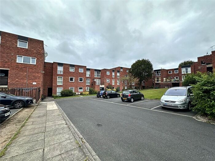 2 Bedroom Flat To Rent In Lidgett Park Court, Leeds, LS8