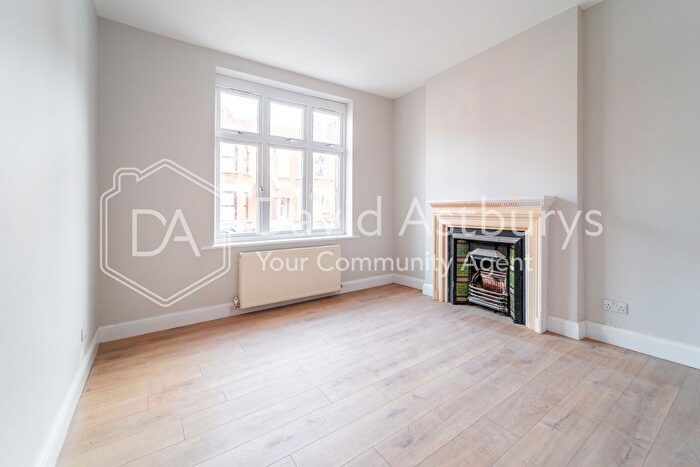 3 Bedroom Flat To Rent In Glendale Avenue, Wood Green, London, N22