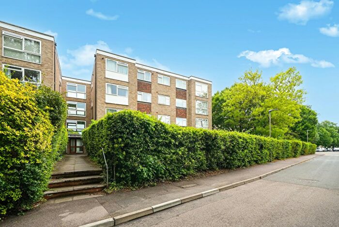 2 Bedroom Flat For Sale In Harcourt Avenue, Wallington, SM6