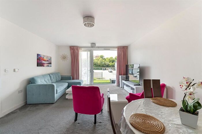 2 Bedroom Flat For Sale In Hickman Avenue, Highams Park, E4
