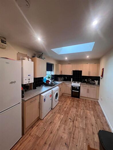 3 Bedroom Semi Detached House To Rent In A Cemetery Avenue, S11