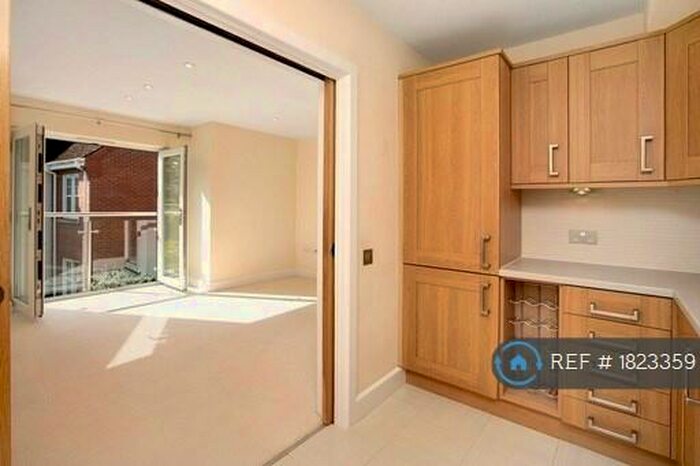 2 Bedroom Flat To Rent In Aliston House, Exmouth, EX8