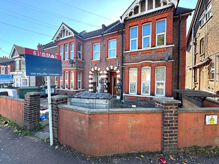 2 Bedroom Flat To Rent In Biscot Road, Luton, Bedfordshire, LU3