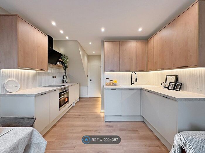 3 Bedroom Flat To Rent In Wollaston Close, London, SE1