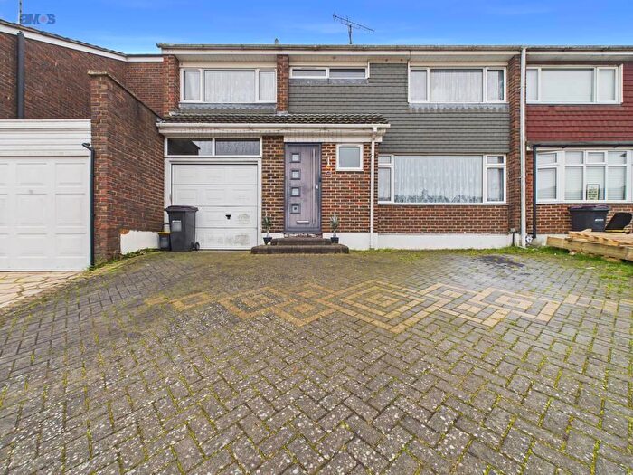 4 Bedroom Semi-Detached House For Sale In Sunnyfield Gardens, Hockley, Essex, SS5